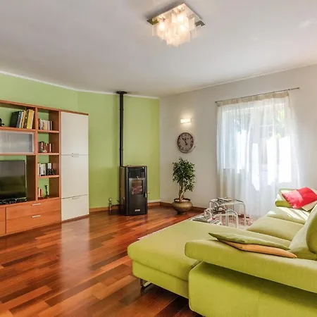 Apartamento Gorgeous In Blato With Jacuzzi